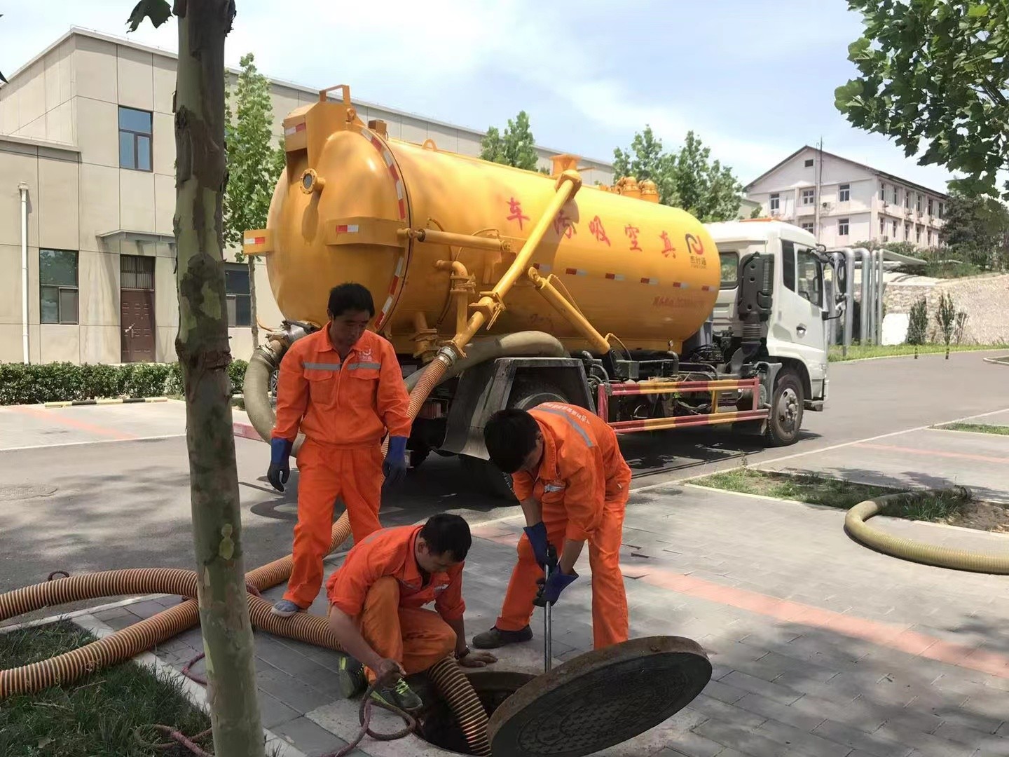 康马管道疏通车停在窨井附近