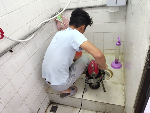 康马管道堵塞冒臭气 专业师傅现场解决问题
