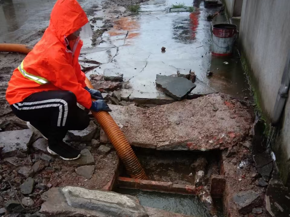 康马专业清理污水池 炜誉市政以规范流程守护城市 “肠道”